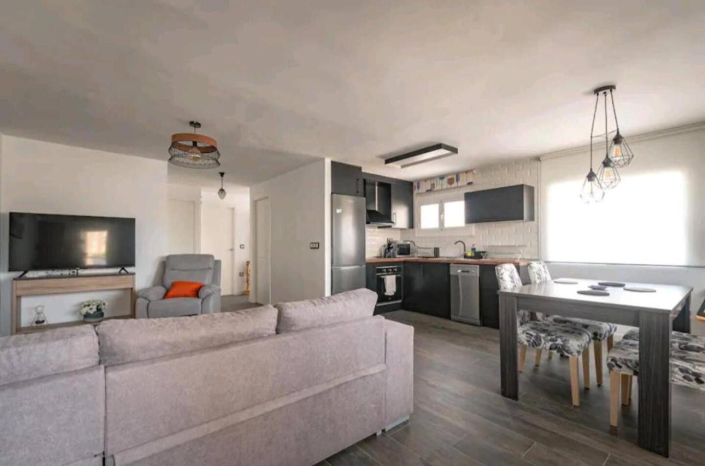 Stylish & Fully Furnished 3 Bedrooms Flat -4 Min Walk To Beautiful Beach Alicante Exteriör bild