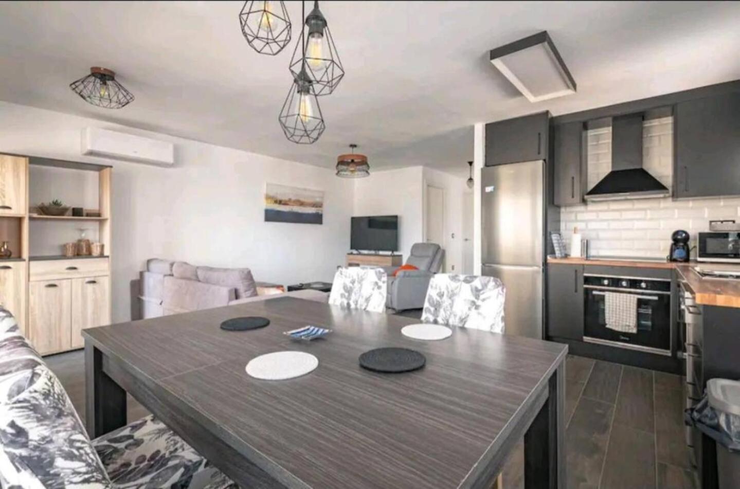 Stylish & Fully Furnished 3 Bedrooms Flat -4 Min Walk To Beautiful Beach Alicante Exteriör bild